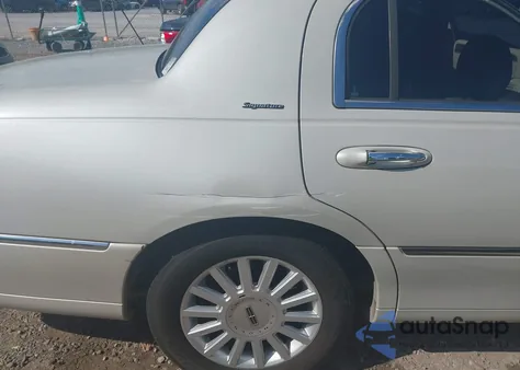 2005 Lincoln Town Car Signature from USA, damaged, VIN 1LNHM81W25Y644290